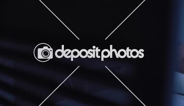 Gösterilen ve Doları banknot öpüşme için blog, video çekim neşeli genç