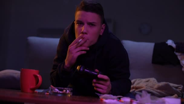 Padres atrapando adolescentes fumando y jugando videojuegos, falta de control — Vídeos de Stock