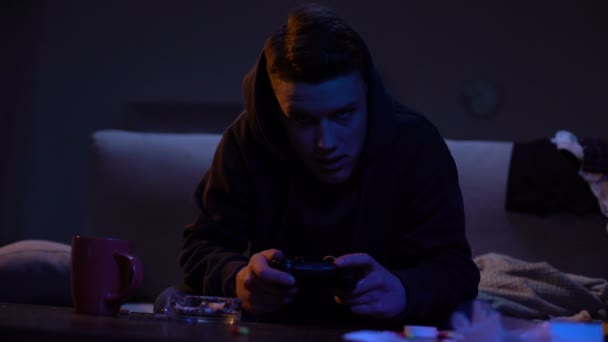 Stark drogenabhängiger Teenager nimmt lsd Blotter und spielt Videospiel, Rausch — Stockvideo