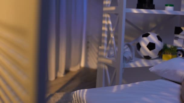 Stilig manliga tonåringen sover fridfullt tidigt på morgonen, lovande pojke — Stockvideo