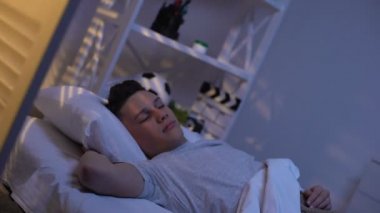 Otomobil ışıklar uykulu öğrenci erken sabah, gevşeme uyanma geçirerek