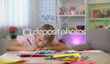 Sevimli kız kardeşi eğitim tablo, çocuk hiperaktivite, dikkat eksikliği korkutuyor