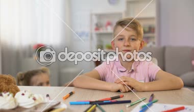 Küçük kardeşim ve kız kardeşi aile beraberlik, çocukça sarılma ilişkiler ihale