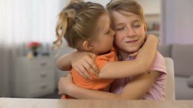 Mutlu erkek ve kız kucaklayan, abi kardeş yakınlık, ihale aile ilişkileri