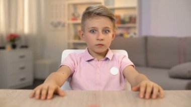 Küçük çocuk görünümlü lezzetli kek mutfak masasında, şeker tatlı heyecanlı