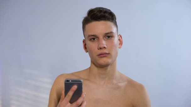 Divertido adolescente haciendo selfie en el baño, pretendiendo ser seguro de sí mismo, fresco — Vídeo de stock