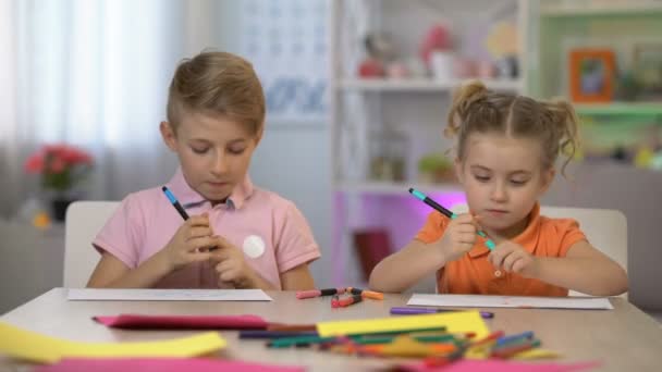 Uczniak Wyświetlono Rysunek Siostra Dzieciństwo Przyjaźni Miłości Rodzeństwa Zabawa — Wideo stockowe