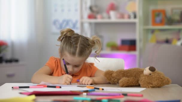 Femmina Bambino Età Prescolare Disegno Giocare Con Orsacchiotto Giocattolo Tempo — Video Stock