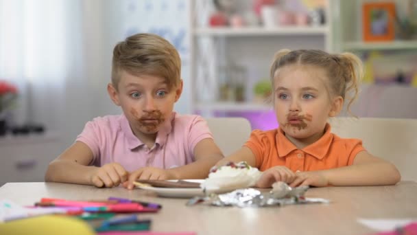 Férfi Női Gyerekek Bekent Asztal Csokoládé Ült Káros Élelmiszer Betegség — Stock videók