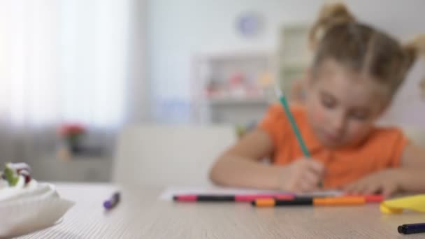 Estudiosa Niña Escribiendo Con Lápiz Mesa Casa Educación Infantil — Vídeo de stock