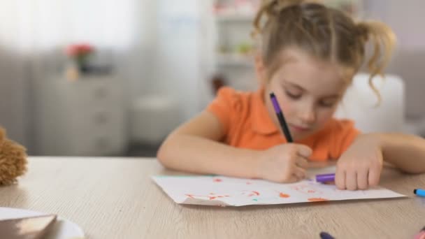 Hija degustación dulce postre de la mano madre, dibujo a lápiz en la mesa — Vídeo de stock