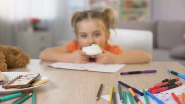 甘いクリーム ケーキ座ってテーブル 子供の幸福を食べる愛らしい女児 — ストック動画