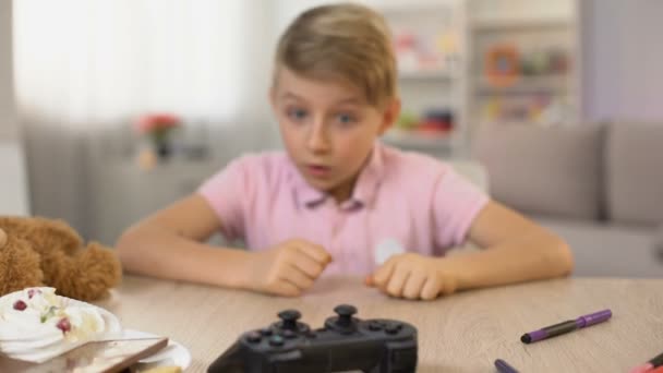 Erkek Çocuk Alarak Joystick Tablodan Video Oyun Eğlence Oynarken Heyecanlı — Stok video