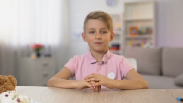 Мальчик Пробует Мороженое Женской Руки Сидя Столом Детский Десерт — стоковое видео