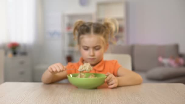 Ragazza Che Rifiuta Mangiare Farina Avena Colazione Respingendo Ciotola Nutrizione — Video Stock