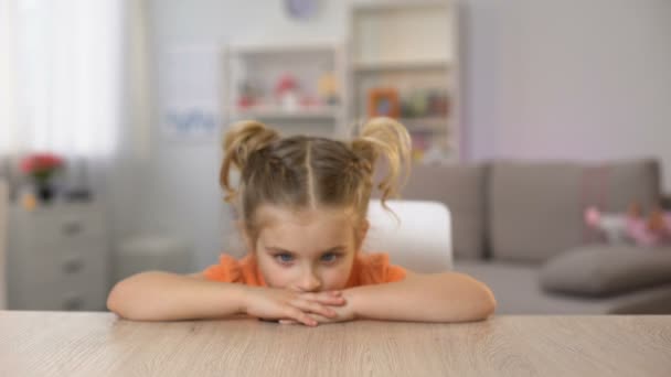 Madre poniendo cuenco de mesa con avena saludable, hija negándose a comer gachas — Vídeos de Stock