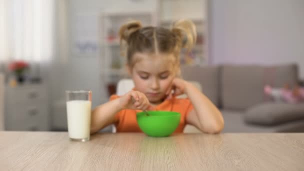 Szczęśliwa Dziewczynka Jeść Płatki Kukurydziane Mlekiem Siedząc Domu Stół Zdrowe — Wideo stockowe