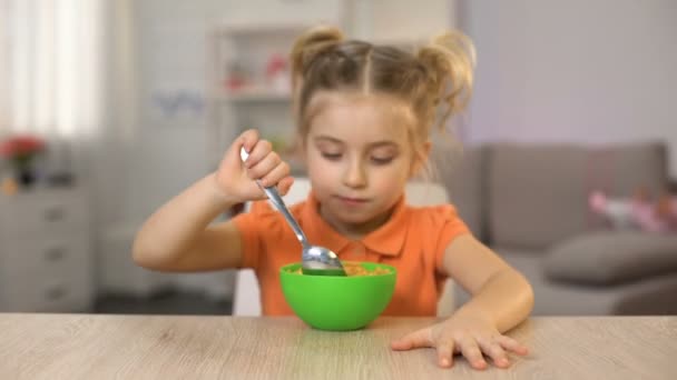 Hambrienta Niña Comiendo Copos Maíz Con Leche Mostrando Los Pulgares — Vídeos de Stock