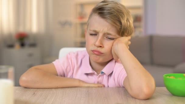 Schoolboy Olhando Tristemente Para Brócolis Placa Branca Nutrição Infantil Comida — Vídeo de Stock