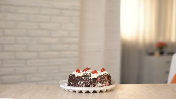 Bambini Sorridenti Guardando Torta Cioccolato Sul Tavolo Felicità Infantile Regalo — Video Stock