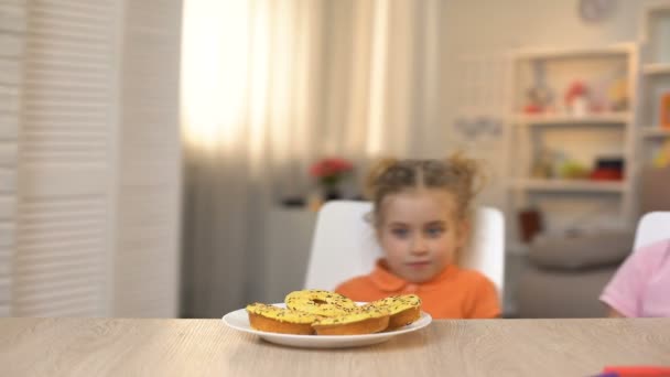 Дівчинка Хлопчик Тримають Жовті Пончики Перед Очима Розважаючись Нездорову Закуску — стокове відео