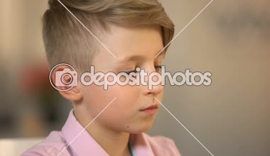 Erkek çocuk içme sütü içecek closeup, sabah beslenme, sağlık, laktoz