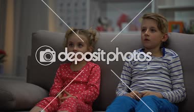 Korku filmi birlikte gece, Aile izlerken kardeş kardeşi sarılma korkuttu
