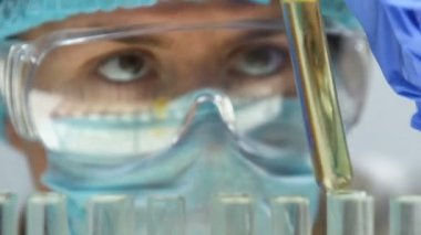 Laboratuvar uzman ekleyerek kimyasal Aracısı idrar örneği test tüp, sağlık kontrolü için