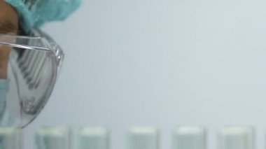 Deney sonuçları, test tüpleri Gözlükte yansıtan kontrol laboratuar asistanı