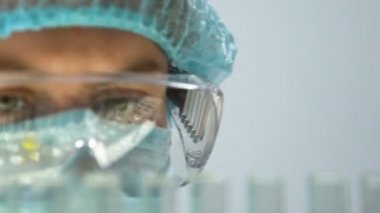 Bilim adamı, tüp ile sarı sıvı alarak parfümeri özü, üretim