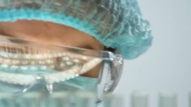Laboratuvar uzman tüp su örneği, çevre kirliliği koşulları ile alarak
