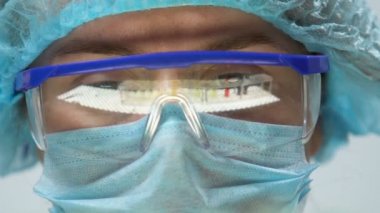 Biyolog alarak test tüpü ile bitki örnek, genetiği değiştirilmiş organizma