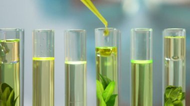 Sarı sıvı eklemek tüp fabrikasında, çevre üzerinde insan etkisi için biyolog