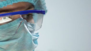 Mavi sıvı şişesi holding laboratuvar çalışan ev Kimyasalları üretimi