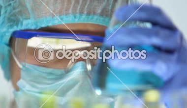 Laboratuvar kimyager şişesi ile mavi sıvı, işaretleme ev Kimyasalları üretimi