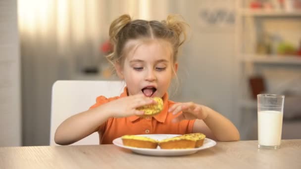 Criança Feminina Comendo Saboroso Donut Vidro Leite Mesa Lanche Doce — Vídeo de Stock