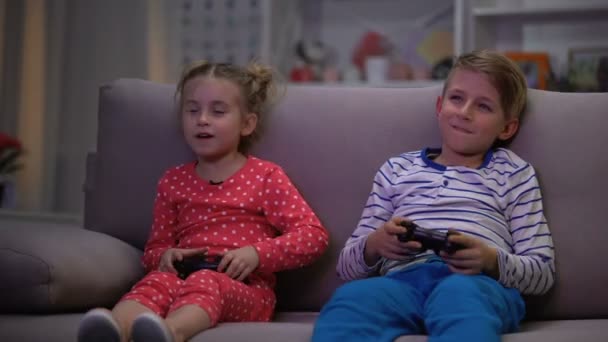 Parents attrapant des enfants jouant à un jeu la nuit, contrôle de la discipline, comportement — Video