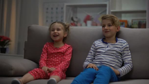 Gelukkige Kinderen Kijken Komedie Film Vergadering Sofa Plezier Samen Lachen — Stockvideo