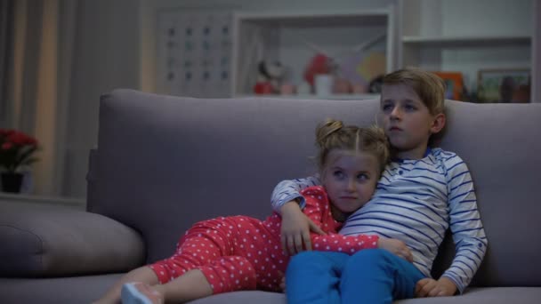 Cute Brother Sister Hugging Sofa Watching Movie Gadget Leisure Television — Stock Video