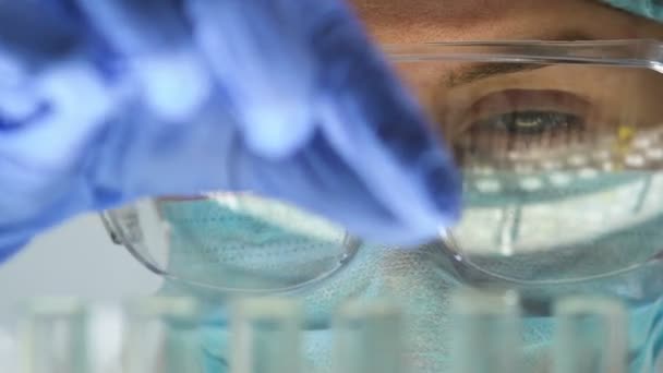 Chemiker untersucht Ölprobe im Reagenzglas, Qualitätskontrolle, Überwachung der Reaktion — Stockvideo