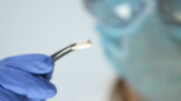 Laboratuvar çalışan kapsül, farmakolojik üretim cımbızla holding — Stok video