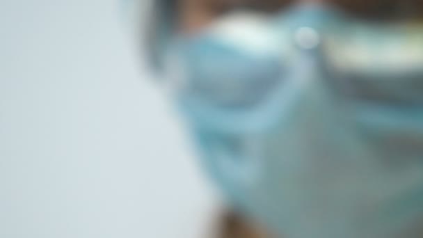 Hap cımbızla holding, gerekli etiketleme için tıp kontrol uzmanı — Stok video