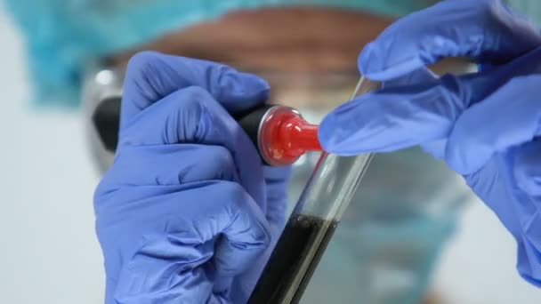 Εργαστήριο εργαζόμενος σήμανση δοκιμαστικό σωλήνα με περιπολικό δείγμα, χημική έρευνα — Αρχείο Βίντεο