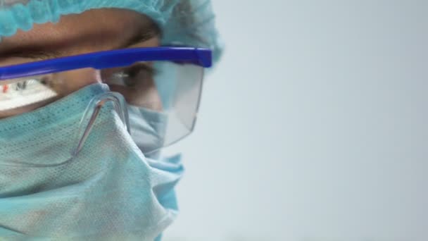 Trabajador de laboratorio sosteniendo matraz con líquido azul, producción de productos químicos para el hogar — Vídeo de stock