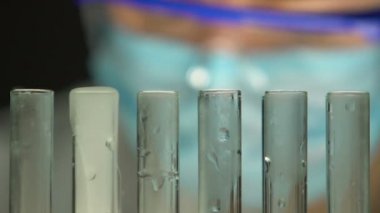 Kimyasal işçi sıvı test tüpleri ekleme kaynar tepki izleme