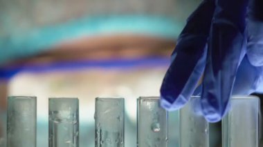 Tüp, kimyasal denemenin sonuçları aramaya laboratuar işçisi