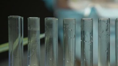 Bilim adamı örnek, sıvı test tüpünden, nükleer bilim buharlaşan ekleme