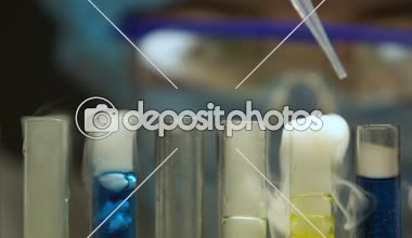 Madde test tüpüne ekleme laboratuvar çalışan kimyasal reaksiyon izleme