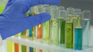 Kozmetik laboratuvar işçi alma tüp mavi sıvı, kalite kontrol