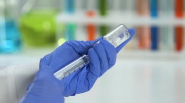 Enjeksiyon önce serum fizyolojik ile toz antibiyotik sulandrarak deneyimli hemşire